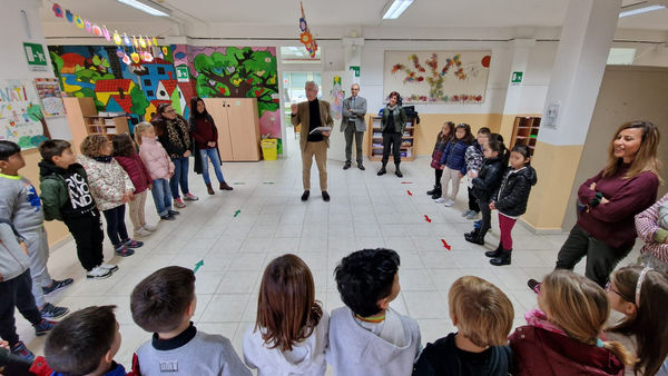 I bambini a Sennariolo per piantare alberi con Nico Rosberg